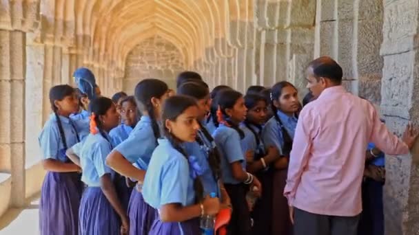 Indisk lærer forklarer historie til skolepiger – Stock-video