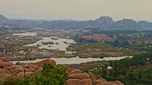 Panorama del valle de piedras con prados y río montañoso — Vídeo de stock