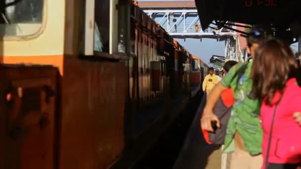Поезд прибывает на платформу, переполненную людьми — стоковое видео