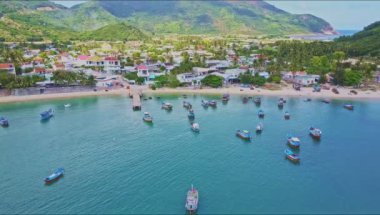 balıkçı tekneleri ve kasaba kenarı ile bay