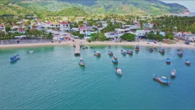 balıkçı tekneleri ve kasaba kenarı ile bay