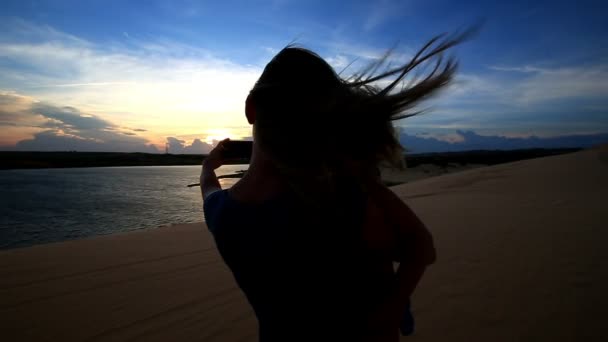 Mãe detém menina e fotos lago — Vídeo de Stock