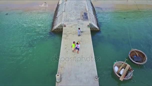 Kinder gehen auf Pier und zeigt Meeresbucht — Stockvideo