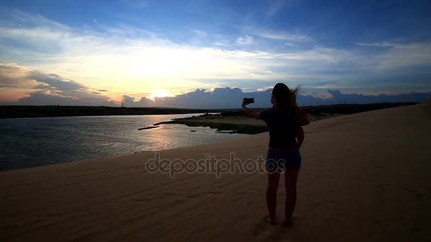 Mère tient fille et photos lac — Video