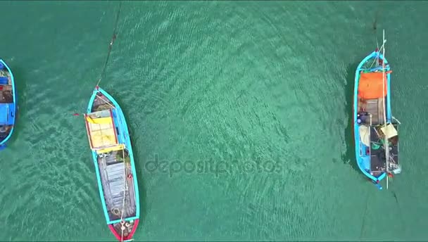 Barcos de pesca en la superficie del océano y el puerto — Vídeos de Stock