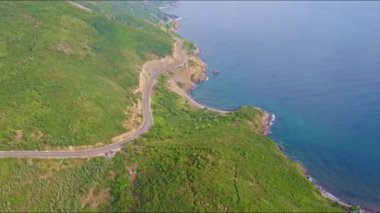 karayolu üzerinde okyanus boyunca sarp kayalık yamaçlar 