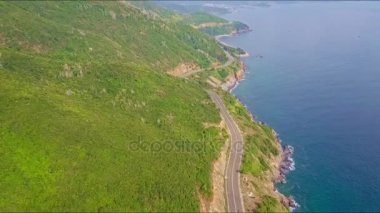 karayolu üzerinde okyanus boyunca sarp kayalık yamaçlar 