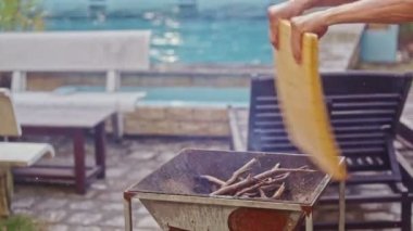 kişi yapar yangın metal mangal dallar üzerinden  