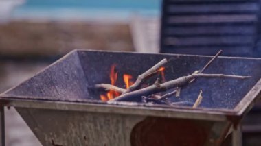 ızgara yangında ahşap sopa yanık  