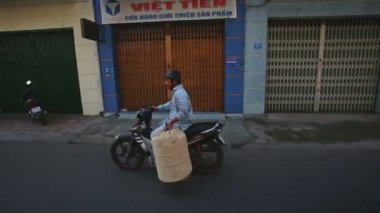 adam motosiklet üzerinde sürmek ve çanta taşır