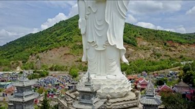 Buda heykeli Budist tapınağı ve Köyü yakınında 