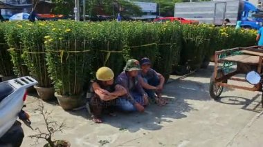 adam üç tekerlekli bisiklet üzerinde semt pazarı arasında taşır. 