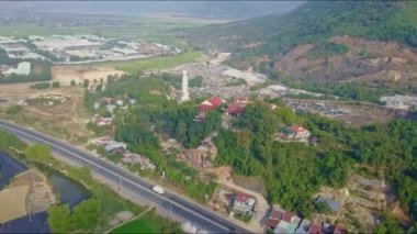 Budist tapınağı orman manzara Buda heykeli ile karşı