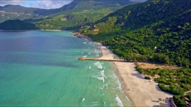 Okyanus dalgaları kum plaj boyunca 