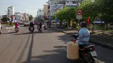 adam çanta taşıyor motosiklet üzerinde ile sokak