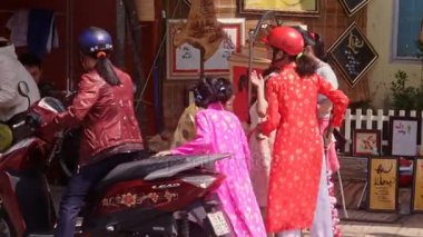 Kızlar ürünler bak ve Hediyelik eşya dükkanında sunar