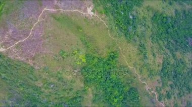 yüksek dağ yokuş aşağı çalışan Nehri