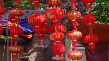 Çelenk Rüzgar sallıyor