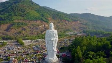 Buda heykeli Budist tapınağı ve Köyü yakınında