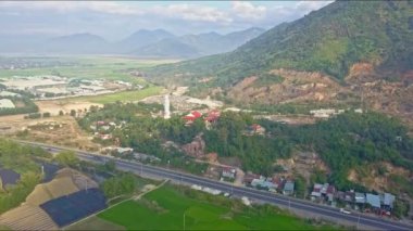 Budist tapınağı orman manzara Buda heykeli ile karşı