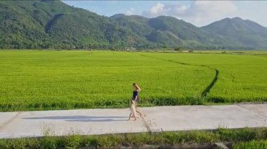 kadın yol alanlar arasında yürürken kızı ile