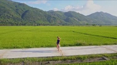 kadın yol alanlar arasında yürürken kızı ile