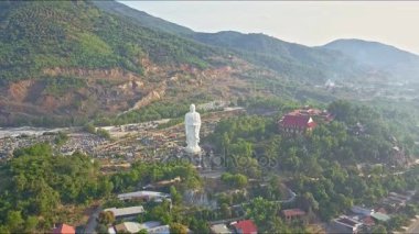 Buda heykeli Budist tapınağı ve Köyü yakınında