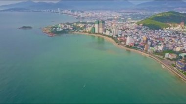 okyanusa karşı dağlar gökdelenler ile Resort şehir