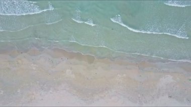 okyanus kum plaj inişli çıkışlı