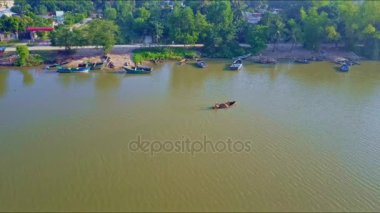 ahşap tekne yelken sakin Nehri üzerinde