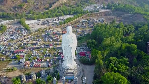 Estátua de buddha perto do templo budista e aldeia — Vídeo de Stock