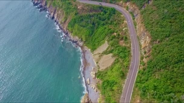 Autoroute sur les pentes rocheuses escarpées le long de l'océan — Video