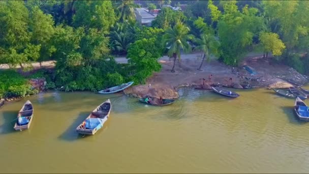 Rive de rivière avec bateaux de pêche en bois — Video