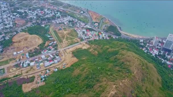 Slopes and city on ocean coast — Stock Video