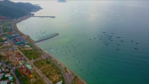 Ocean bay met pieren door grote stad — Stockvideo