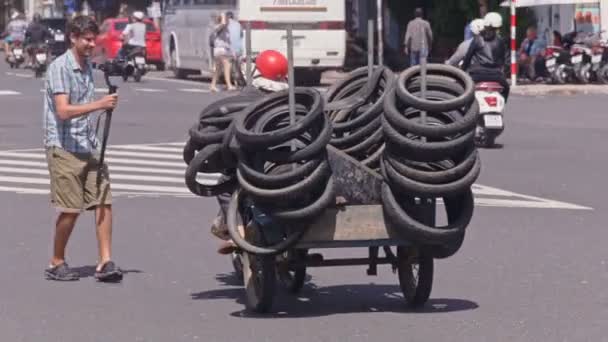 Человек на мотоцикле с шинами, движущимися вдоль улицы — стоковое видео