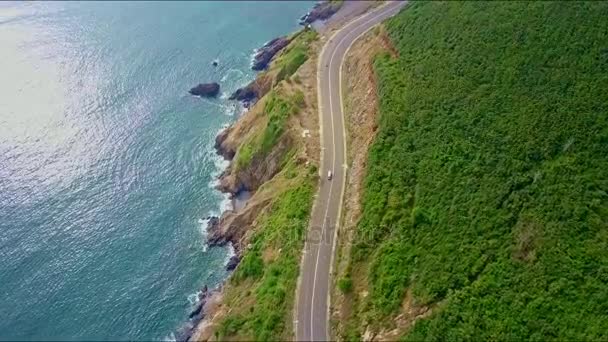 Autoroute sur les pentes rocheuses escarpées le long de l'océan — Video