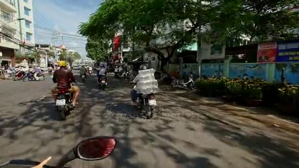 El hombre conduce moto a lo largo de la calle — Vídeo de stock