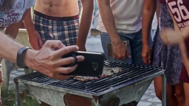 Mensen maken selfie tegen barbecue grill — Stockvideo