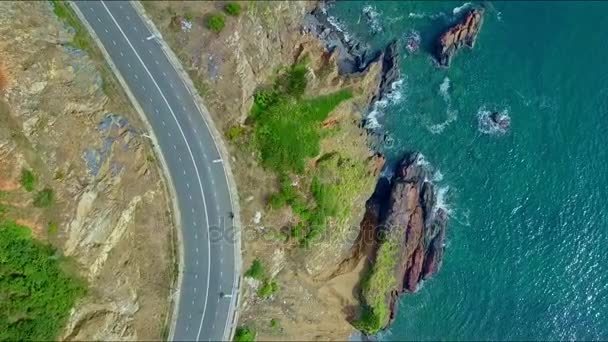 Rodovia costeira virar com carros de condução — Vídeo de Stock