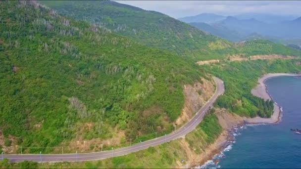 Carretera en empinadas laderas rocosas a lo largo del océano — Vídeo de stock
