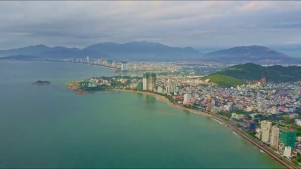 Resort stad met wolkenkrabbers tot Oceaan tegen bergen — Stockvideo