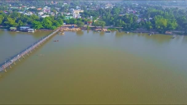 Río tranquilo a lo largo de puente de madera — Vídeo de stock