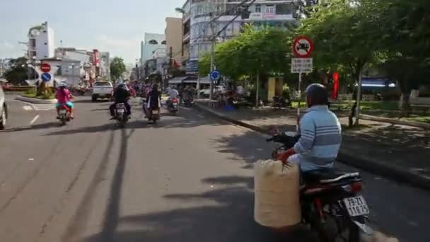 Ulica z człowieka na motocyklu, torba transportowa — Wideo stockowe