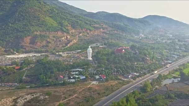 佛像的佛教寺庙和村庄附近 — 图库视频影像