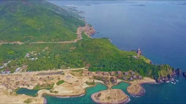 Edifícios e colina com rodovia para praia oceânica — Vídeo de Stock