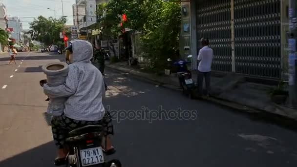 Man på motorcykel driver med vän hålla vas — Stockvideo