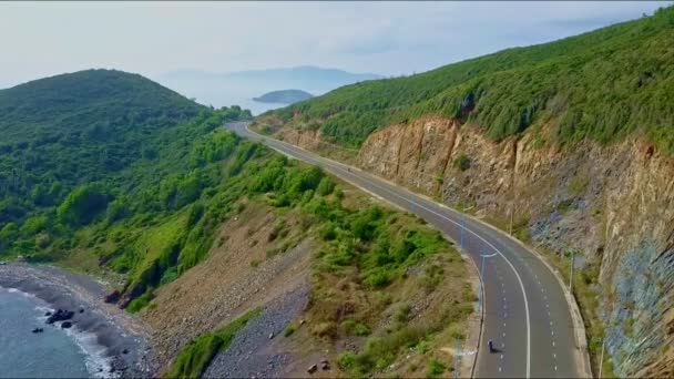 바다 위의 바위 경사면을 따라 고속도로 — 비디오