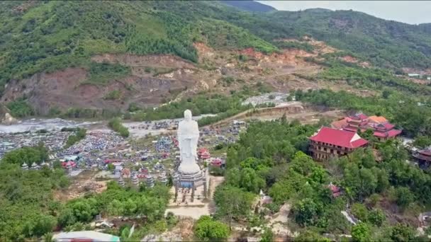 불교 사원과 마을 근처 불상 — 비디오
