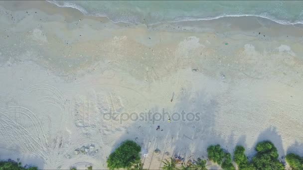 Oceano rotolamento attraverso la spiaggia di sabbia — Video Stock